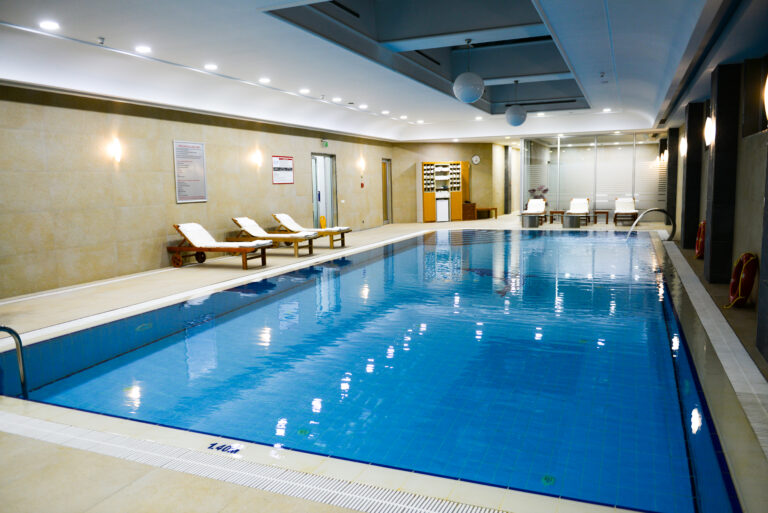 Lüks Otel Konaklama | Eliz Hotel’de Eşsiz Bir Tatil Deneyimi 3 iş seyahati yapan konuklara özel tasarlanmış eliz hotel vip havuz alanı ve huzurlu dinlenme ortamı