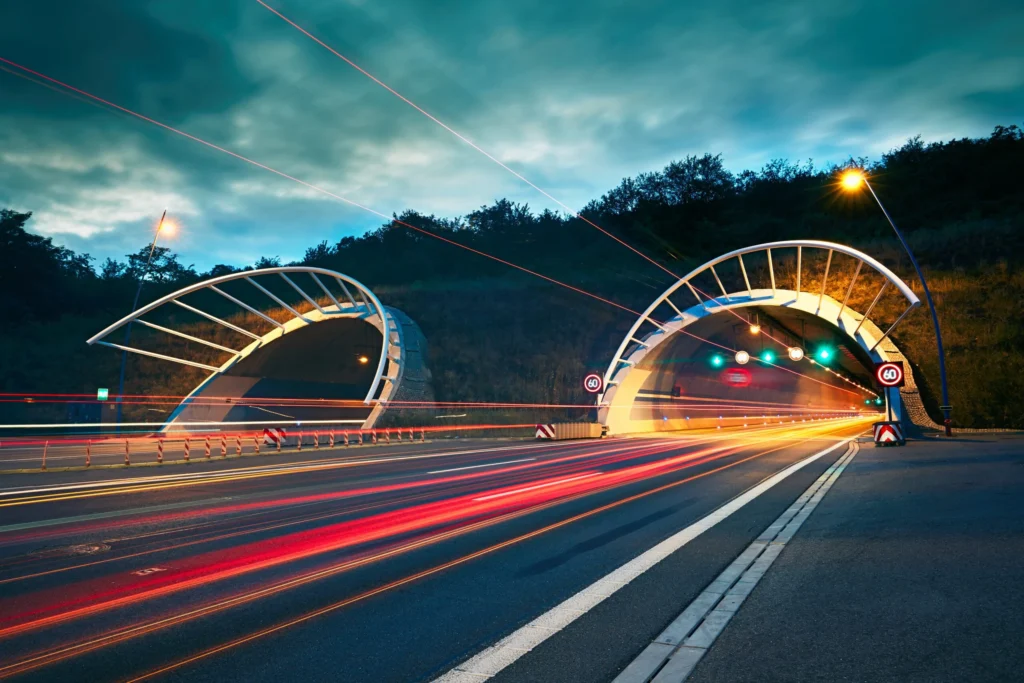 highway tunnel at night P4AR8HD scaled kopya Sinyalizasyon Sistemleri ile Güvenli Altyapı