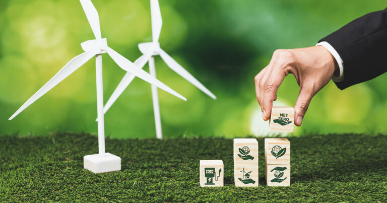 5 Neden Güneş Enerjisi Yatırımı Karlı ve Geleceğe Yönelik Kazançlıdır 1 hand is placing block wood with words wind energy it 5 Neden Güneş Enerjisi Yatırımı Karlı ve Geleceğe Yönelik Kazançlıdır
