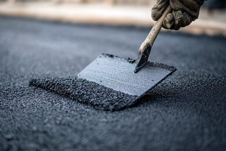 Türkiye’de Altyapı Projelerinde Kaliteli Asfaltın Önemi 1 hand is drawing piece black material with marker it Türkiye’de Altyapı Projelerinde Kaliteli Asfaltın Önemi